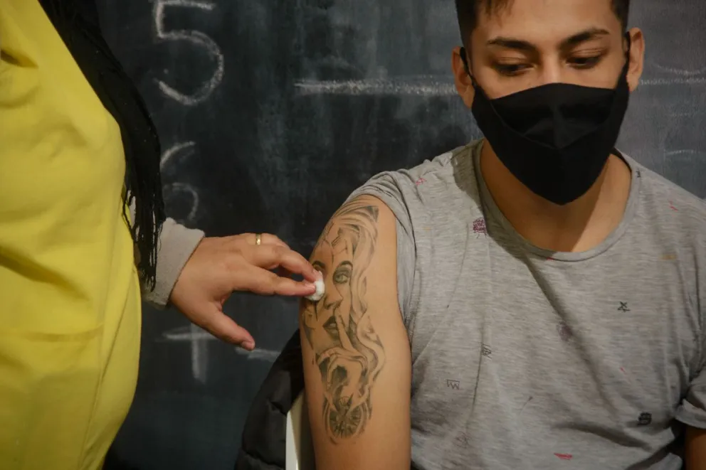 Convocan adolescentes a aplicarse la dosis de refuerzo contra el Covid-19