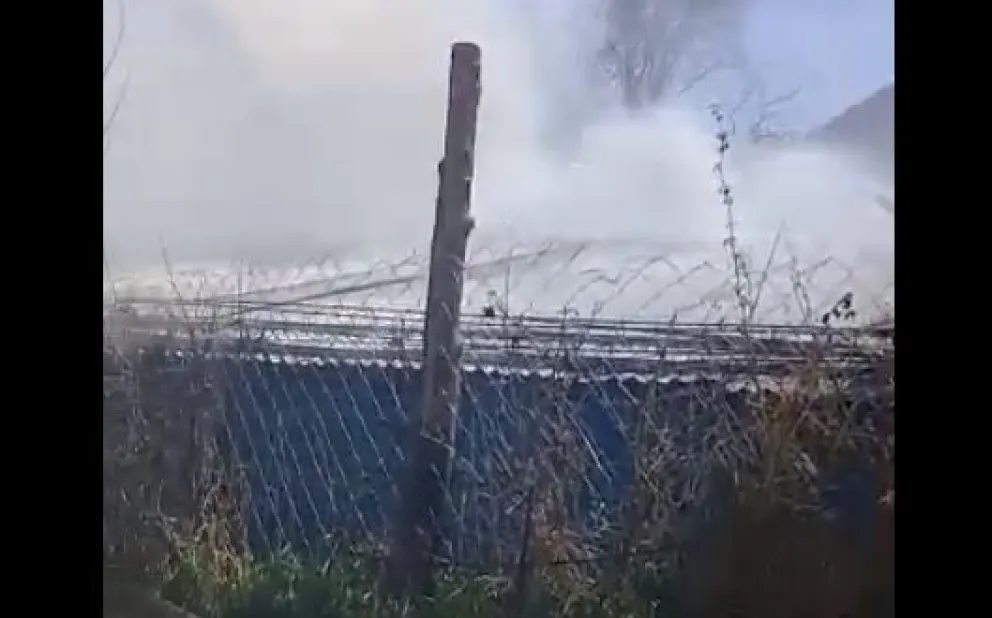 Un incendio afectó a dos viviendas y un taller en el barrio Lera