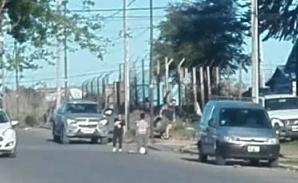 Paró su camioneta, descargó la basura y tiró hasta 4 cubiertas en plena calle