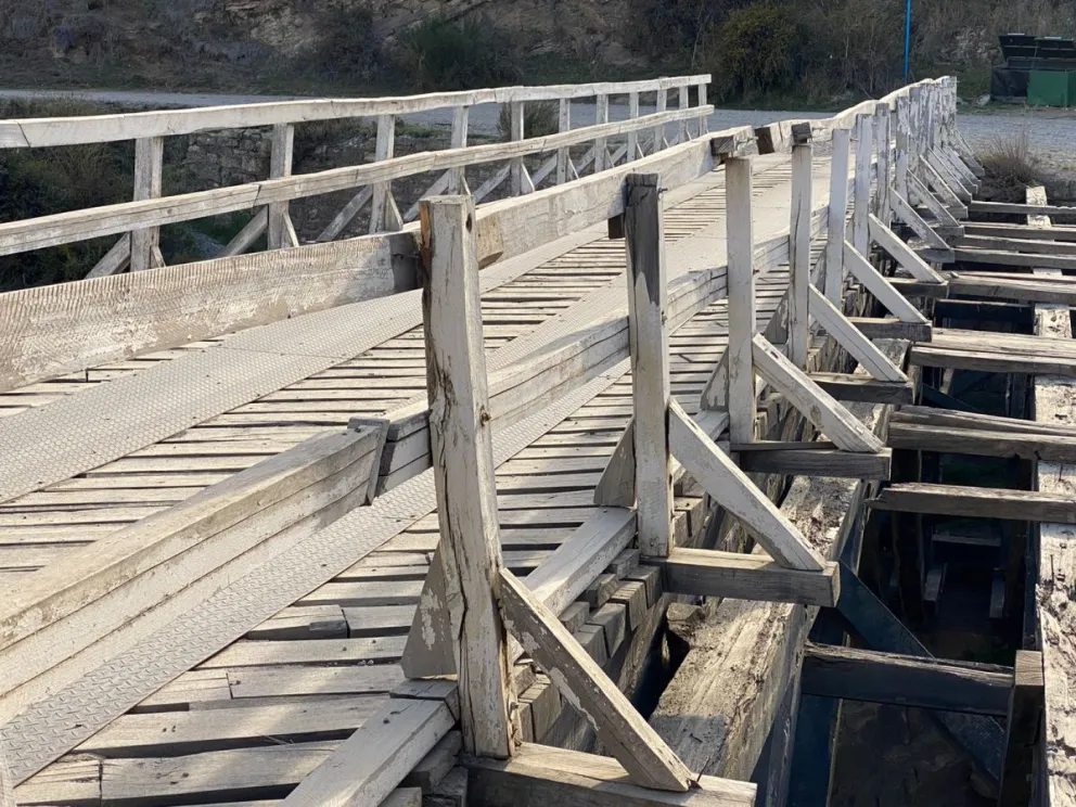 Peligro: el puente de Ñirihuau está en condiciones críticas