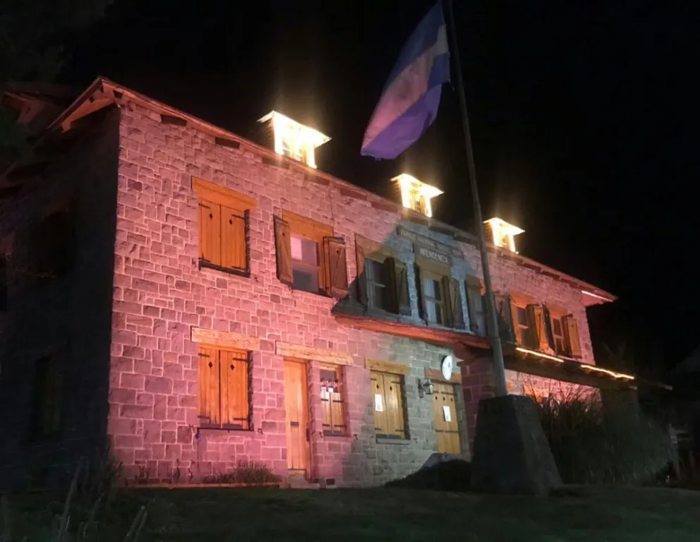 La sede del Parque Nacional se ilumina por la lucha contra el cáncer de mama