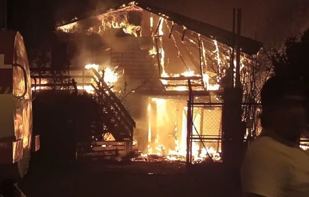 Al menos dos viviendas fueron consumidas por un gran incendio en el Alto