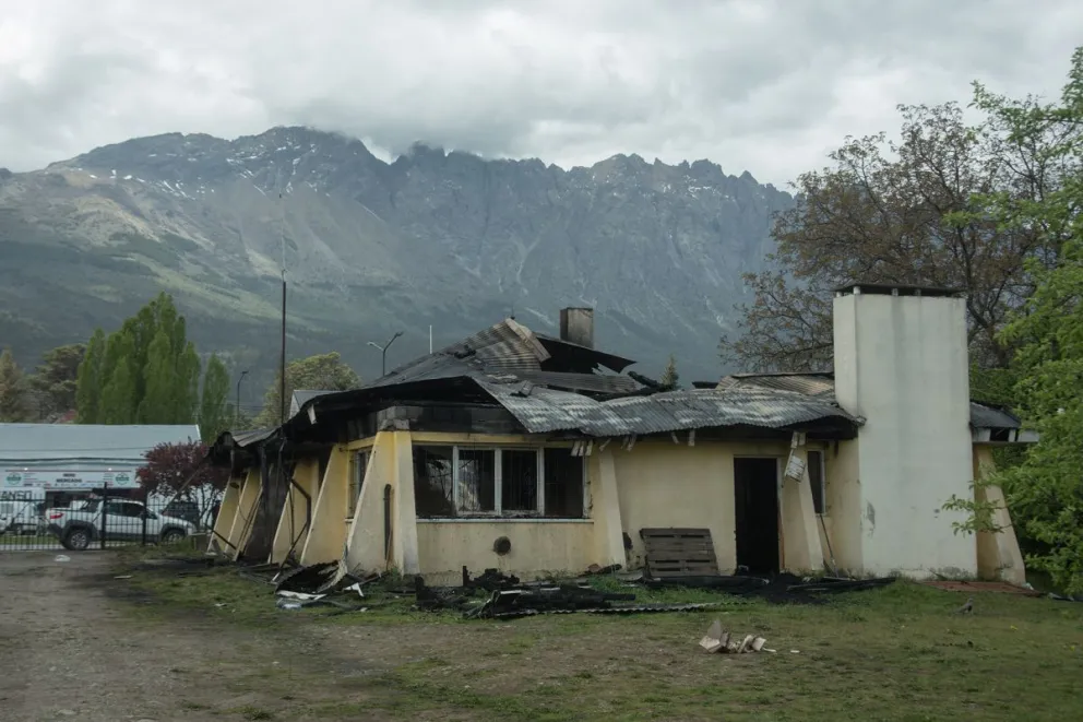 Otro incendio en El Bolsón: esta vez, quemaron el Club Andino