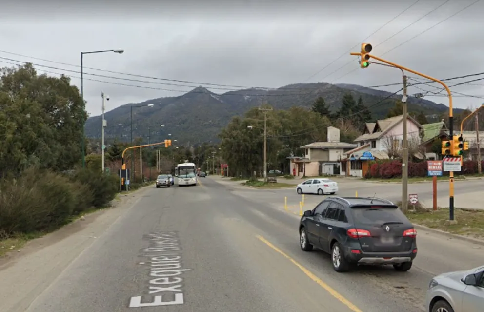 Trabajos en el semáforo del cruce de Bustillo y Ruta 82