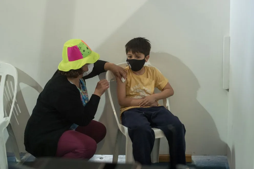 Antes del inicio de clases, la prioridad es vacunar a los chicos