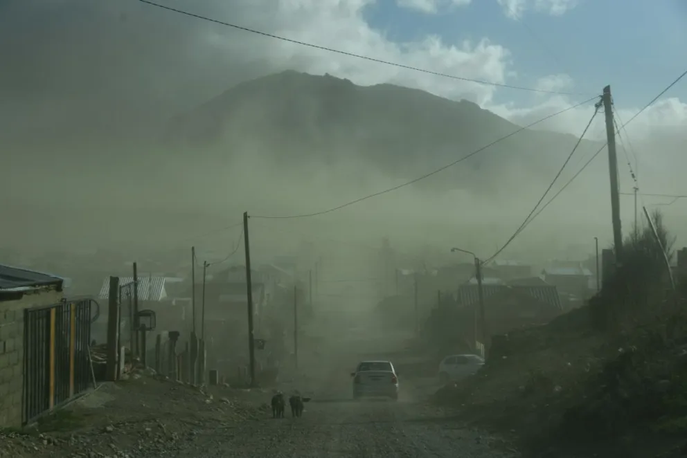 Las ráfagas de viento provocaron voladuras de techos, árboles caídos y cortes de energía