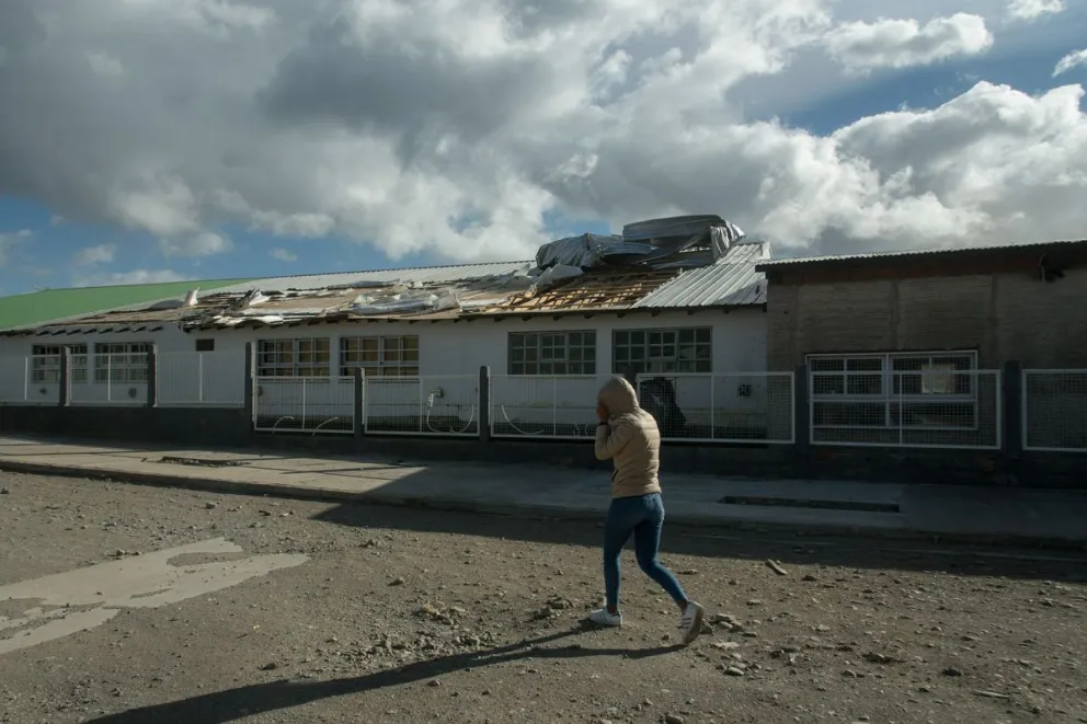 Evalúan daños y coordinan la reparación de escuelas afectadas por el temporal de viento