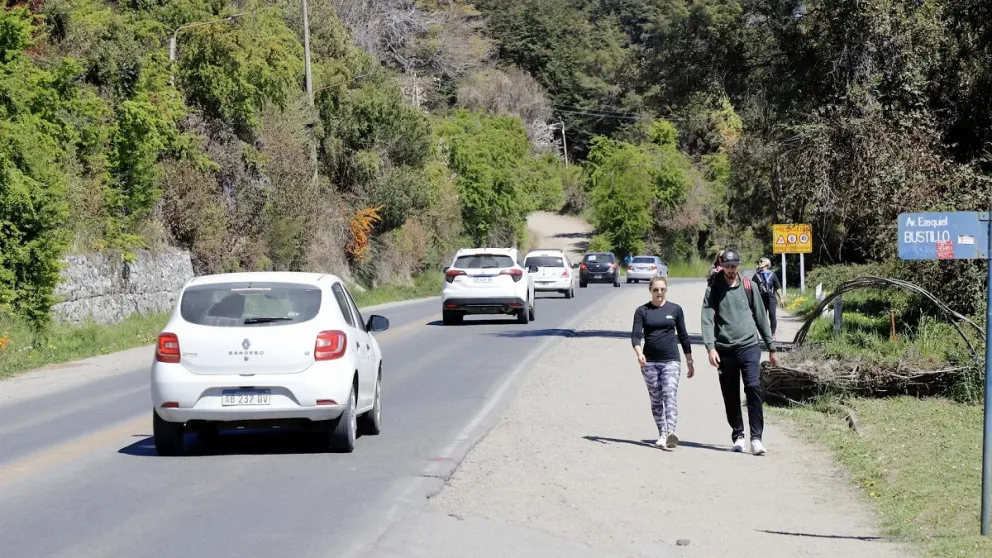 Cuidado al transitar: tareas de desmalezamiento en Bustillo
