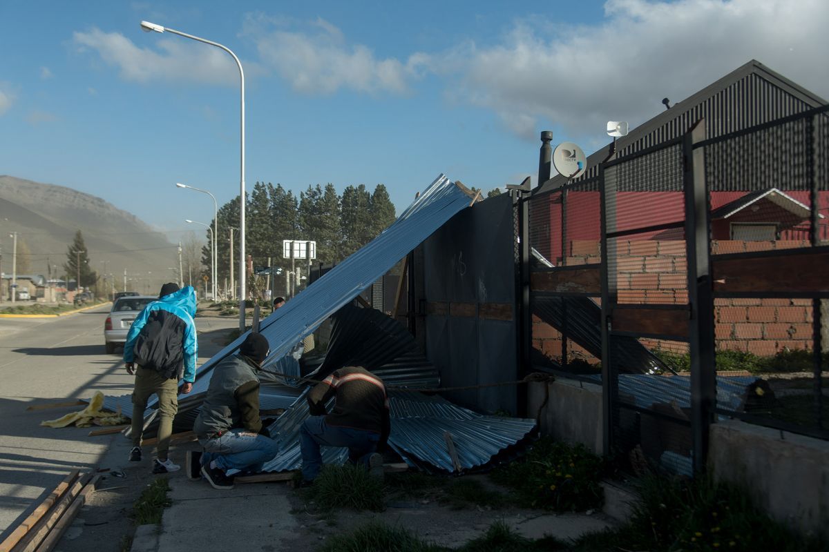 Las ráfagas de viento volaron el techo de una casa en el Este