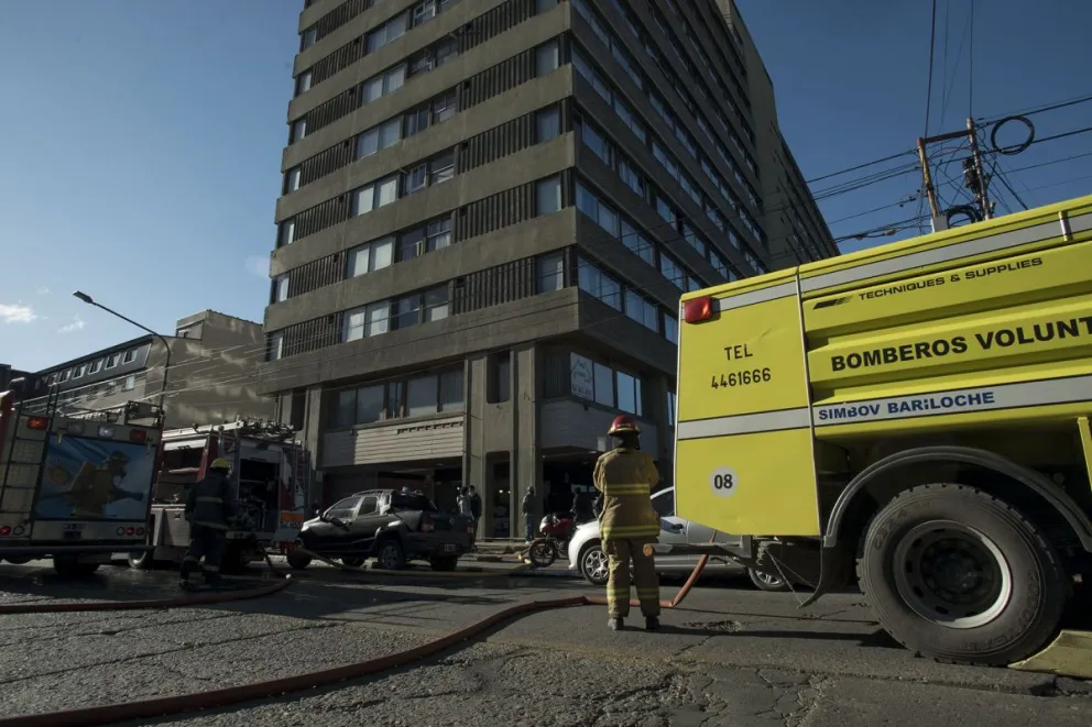 Incendio Bariloche Center: 3 personas continúan en Unidades de Terapia Intensiva