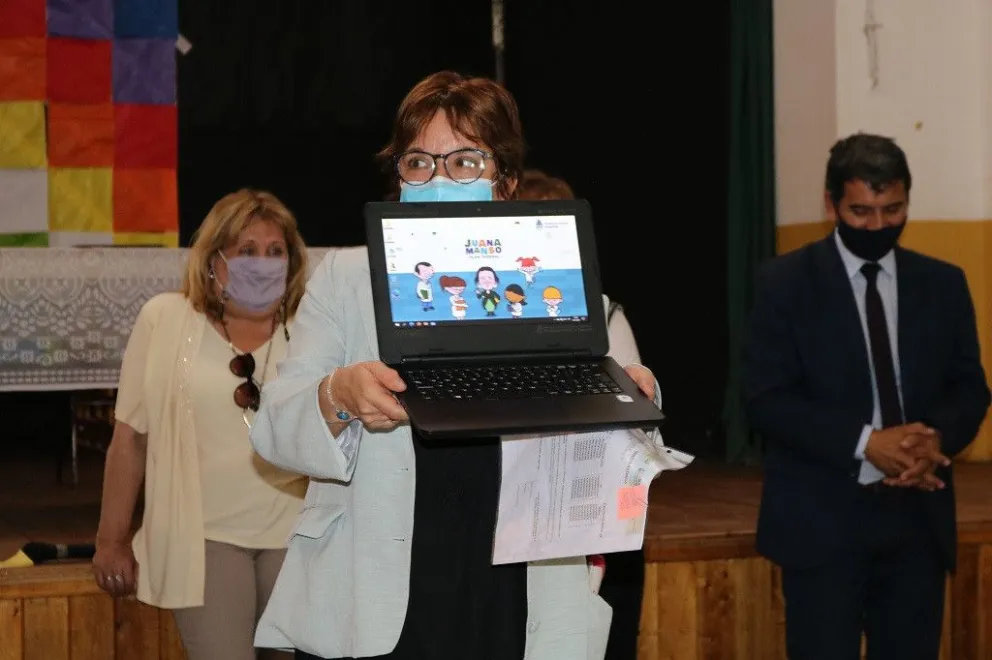 Retoman la entrega de computadoras a estudiantes 