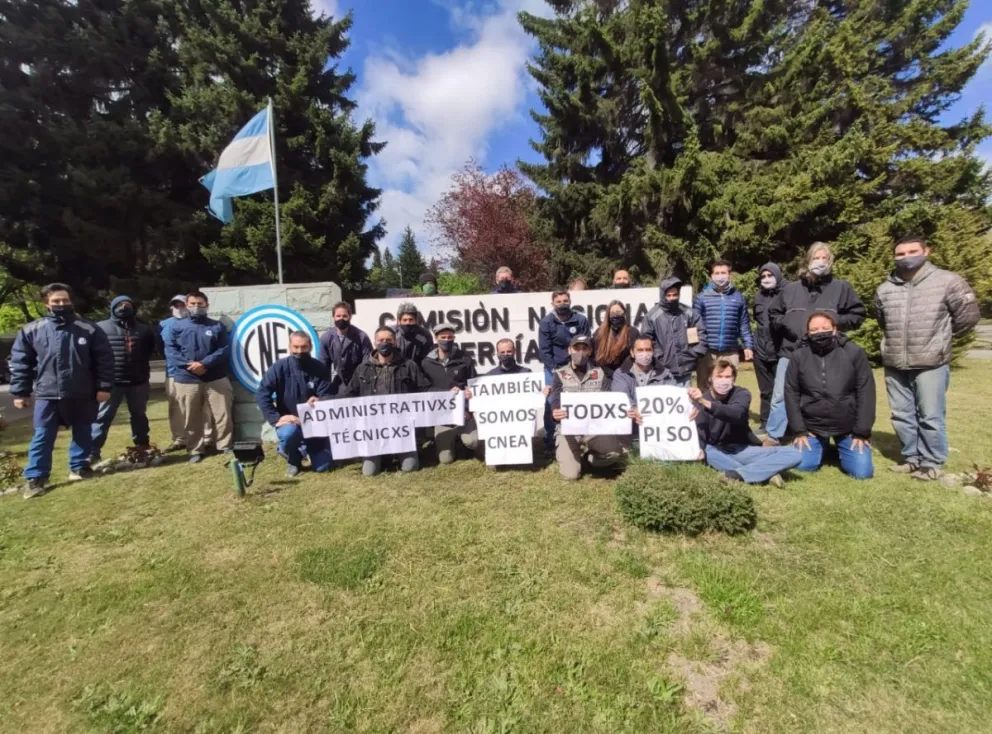 Realizaron una protesta en CNEA por aumento salarial