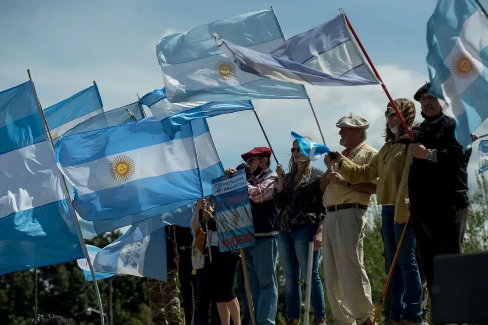 Bajo la consigna “Basta de violencia en la Patagonia” se manifestaron en la rotonda del aeropuerto