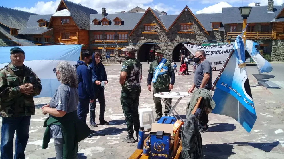 Veteranos continentales de la guerra de Malvinas juntaron firmas en el Centro Cívico