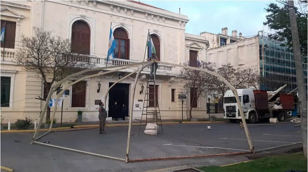 Instalaron una "carpa por la dignidad docente" frente a la Casa de Gobierno