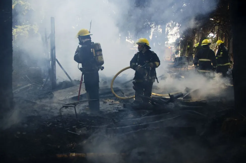 Bomberos buscan a vecinos con piletas para afrontar incendios en verano