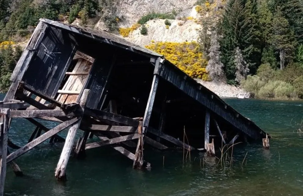 El viento tiró el muelle del lago Moreno en Colonia Suiza y será removido en su totalidad