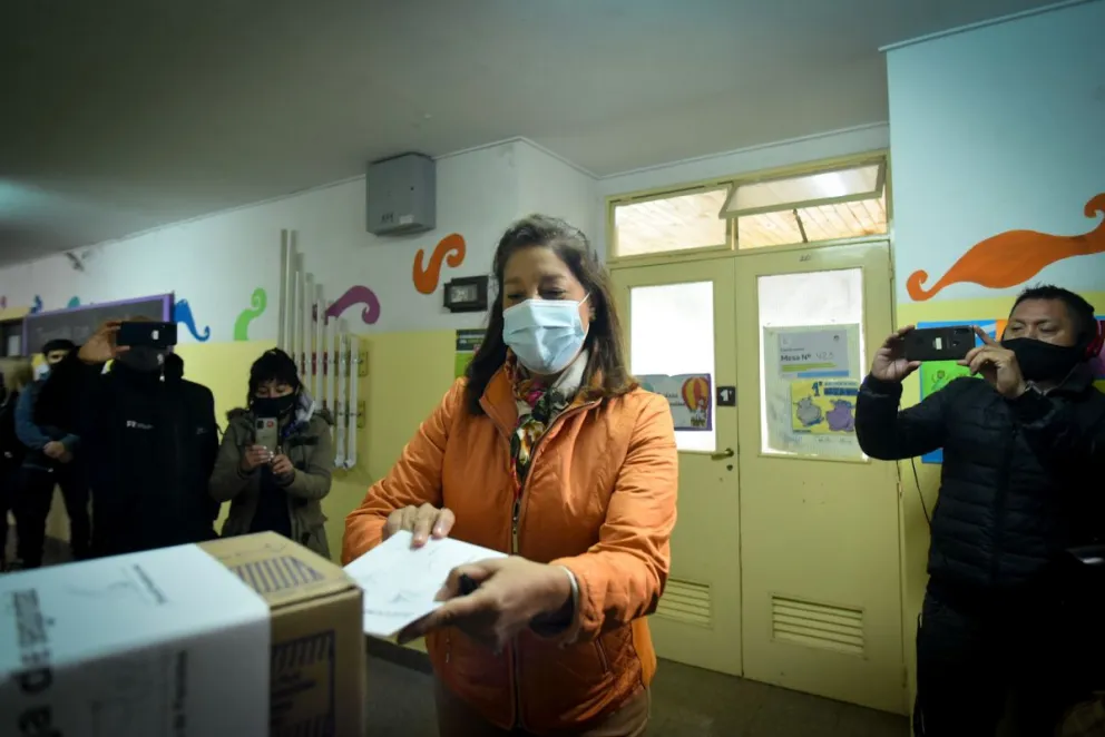 La gobernadora Arabela Carreras emitió su voto