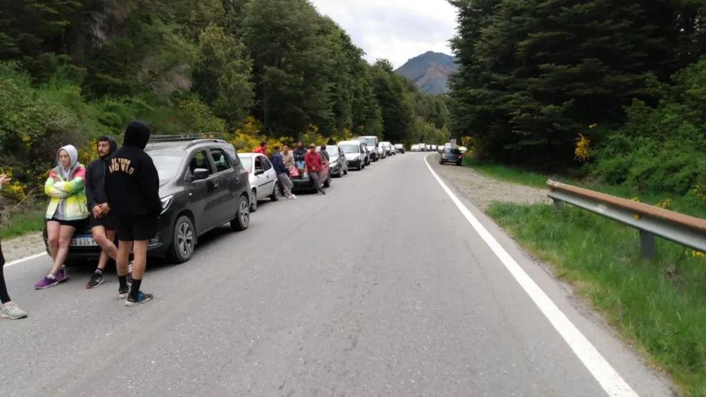 Largas filas de auto para volver a Bariloche por Ruta 40