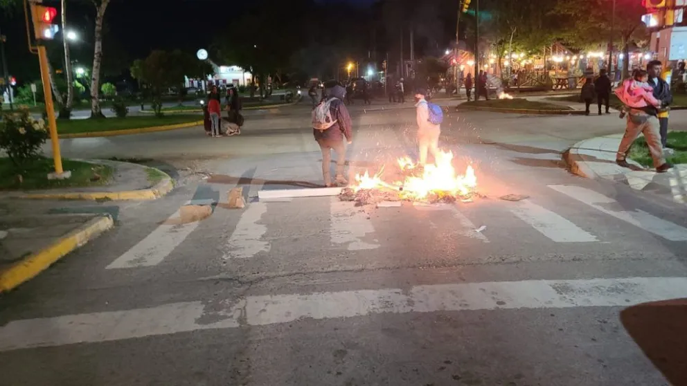 Vecinos a caballo corrieron a los manifestantes en El Bolsón