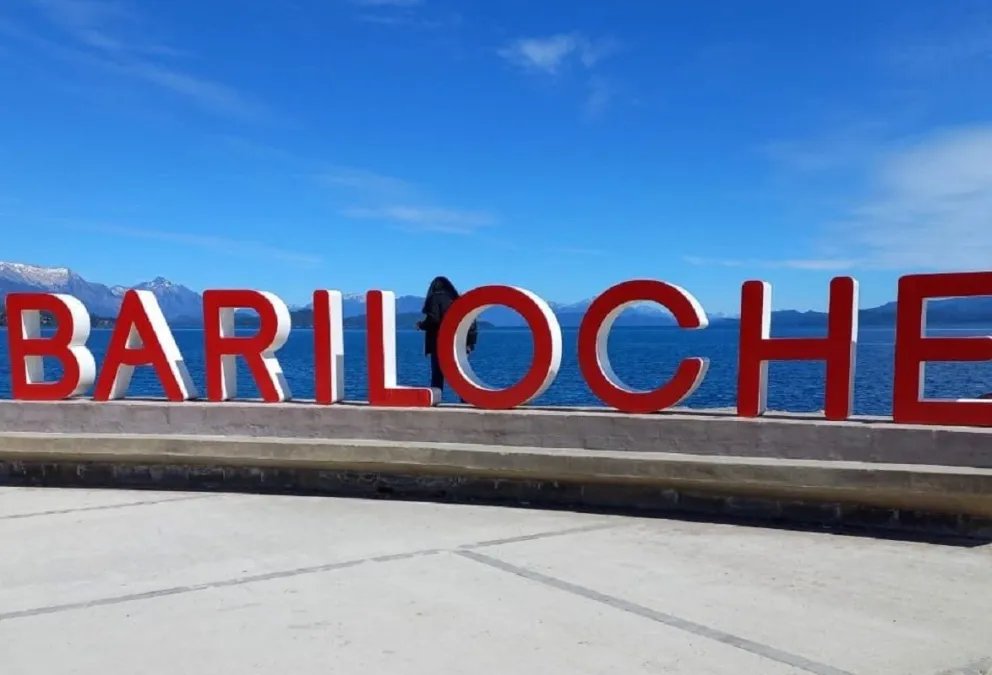 El cartel de Bariloche fue pintado con rojo en conmemoración a la lucha contra el VIH/SIDA. (Foto: gentileza)