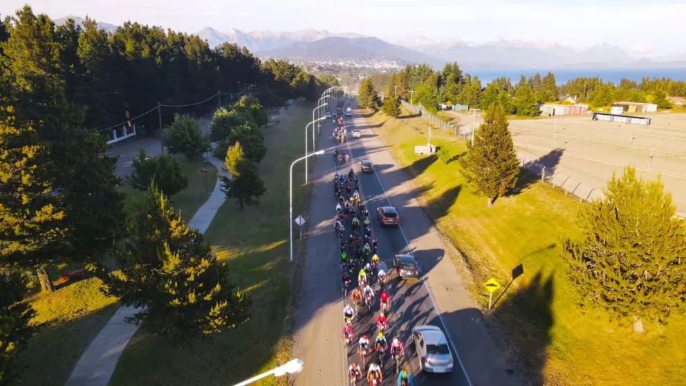 Ciclistas unen la cordillera con el mar