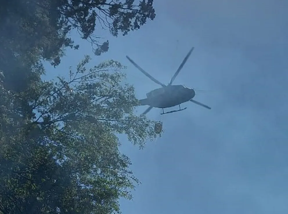 Un helicóptero sobrevuela el Parque Nacional para monitorear posibles columnas de humo
