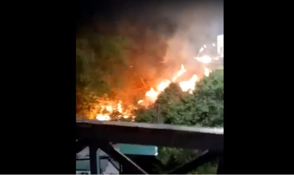 Voraz incendio en avenida Bustillo