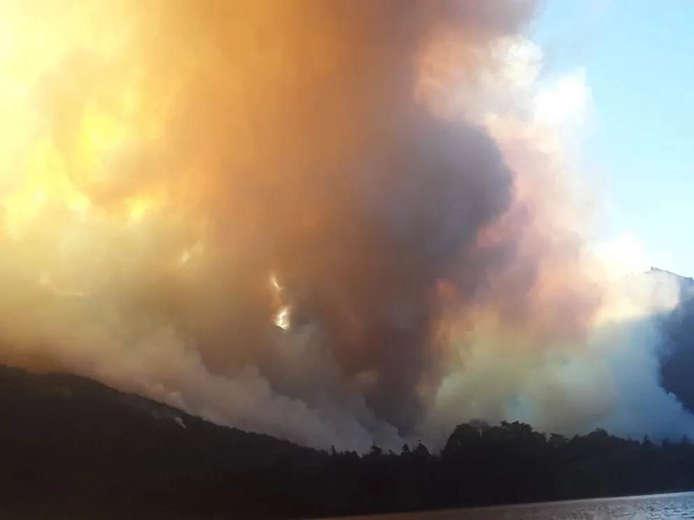 El viento y el ascenso de la temperatura complicaron el incendio en la zona de Steffen