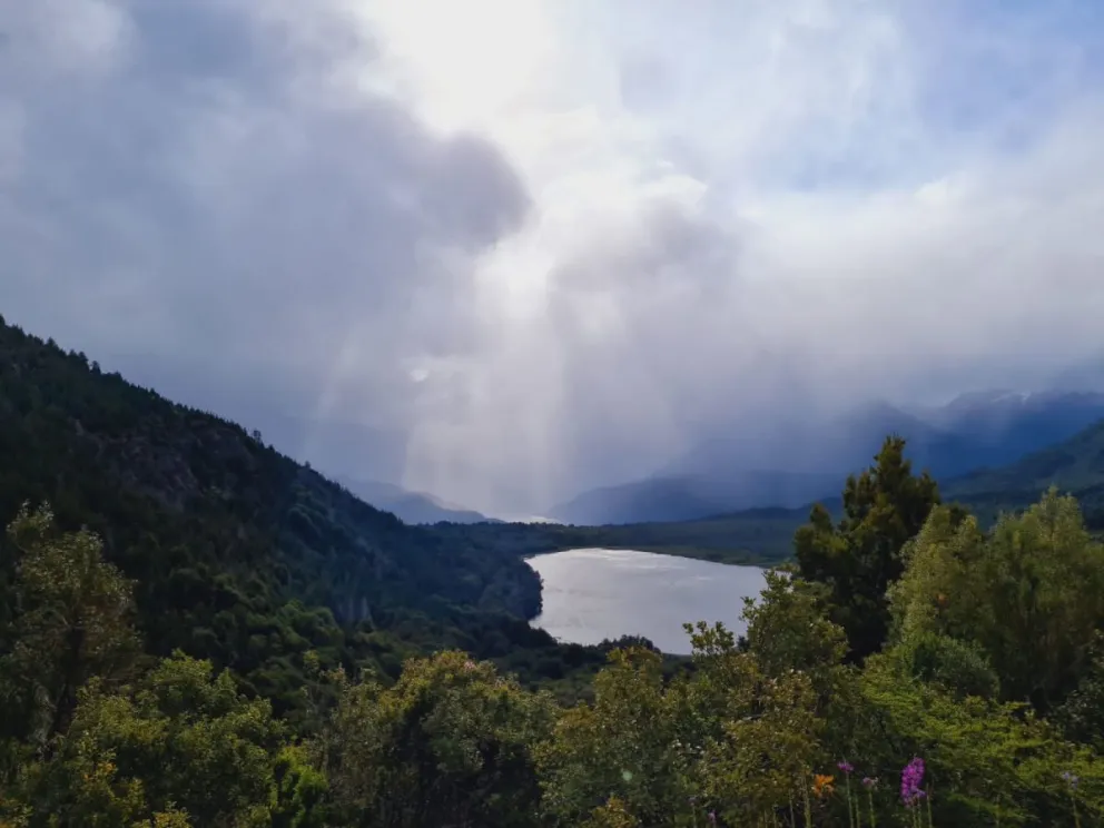 Incendio en lago Martin: las condiciones del clima no son favorables para combatir el fuego