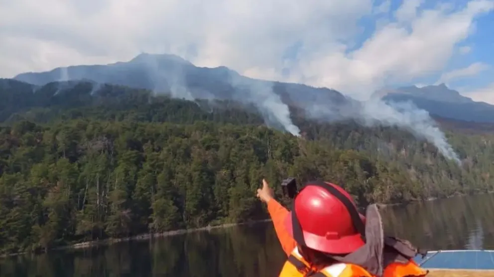 Desde Bariloche se sumó una embarcación y timonel para trasladar a los brigadistas