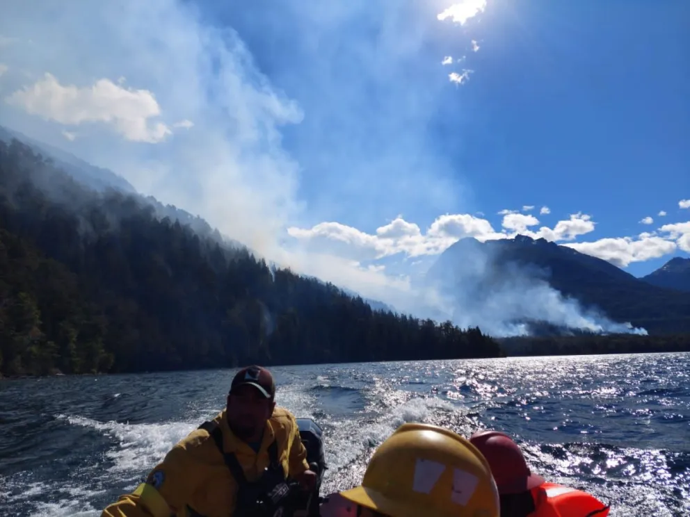 El fuego avanza hacia la zona del Lago Martin y hay preocupación