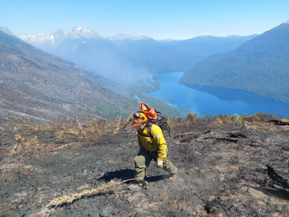 Continúan con el intenso trabajo para combatir el fuego en lago Martin