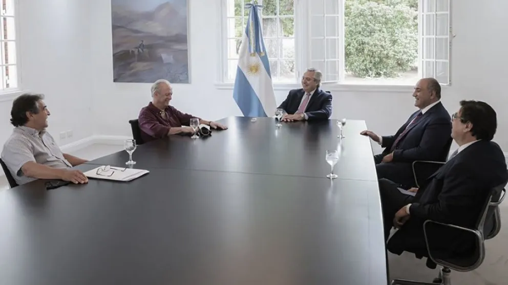 El presidente anunció un bono de 20 mil pesos para trabajadores estatales