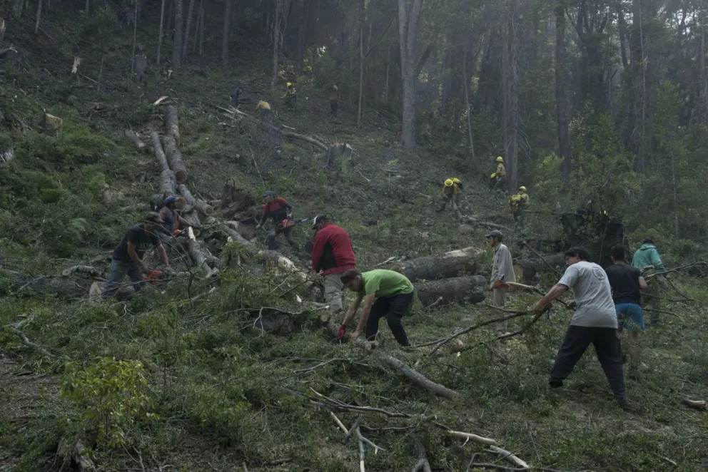 Hacen cortafuegos para evitar que el incendio avance a los pueblos aledaños