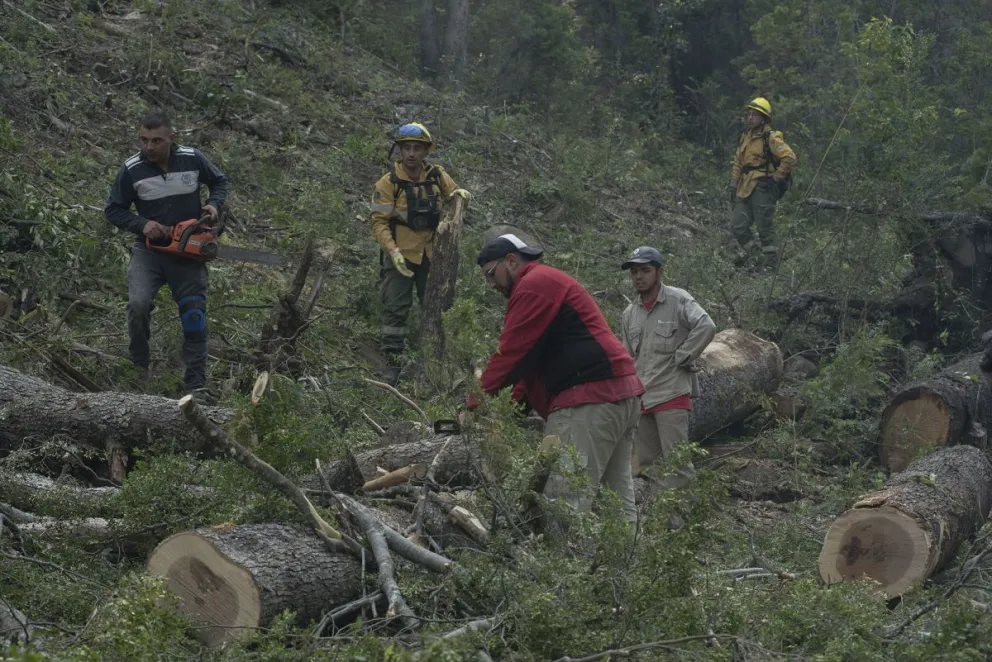 Pobladores y autoconvocados subieron a la montaña para hacer cortafuegos