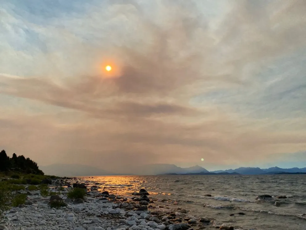 La ciudad está cubierta por el humo de los incendios