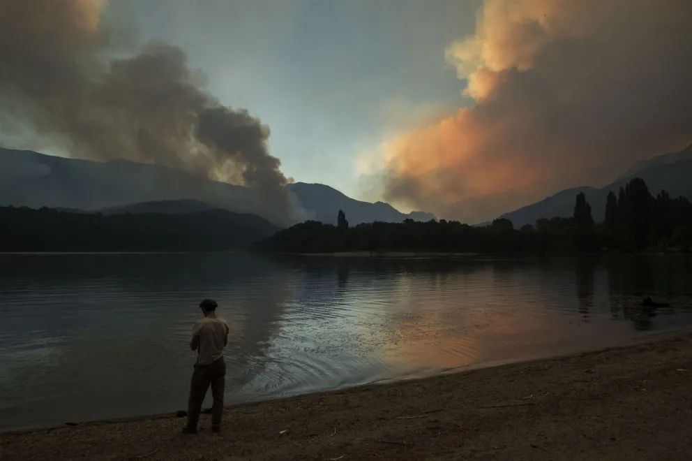 El incendio del complejo lago Martín es el único foco activo en el país
