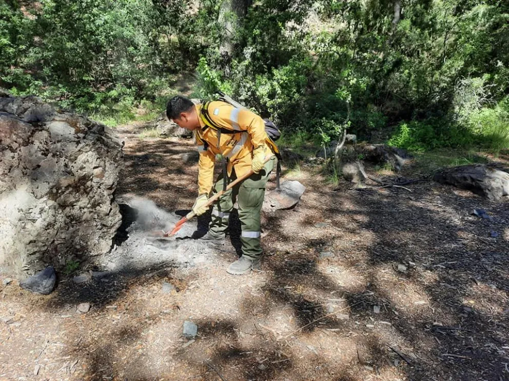 A pesar de la emergencia, encontraron fogones en Ñirihuau y Casa de Piedra