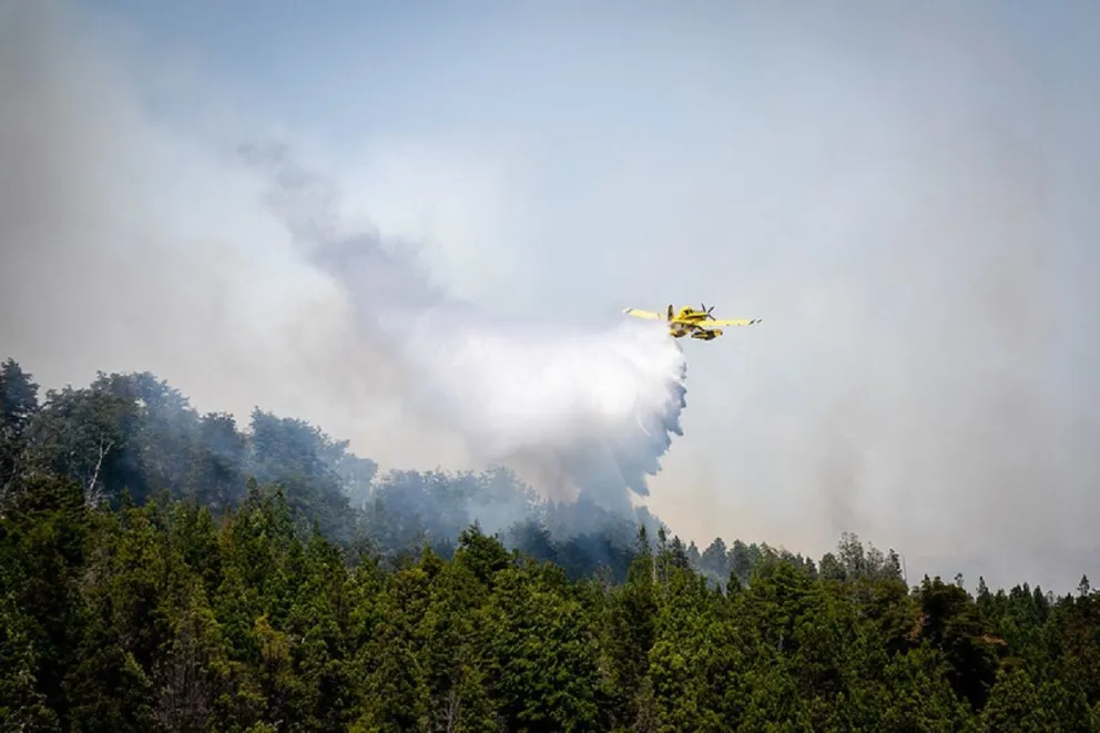 El incendio disminuyó pero continúa teniendo "puntos calientes"