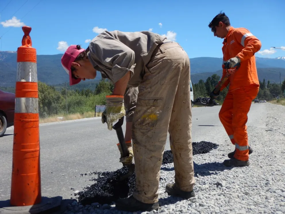 Realizan tareas de bacheo en la ruta 40