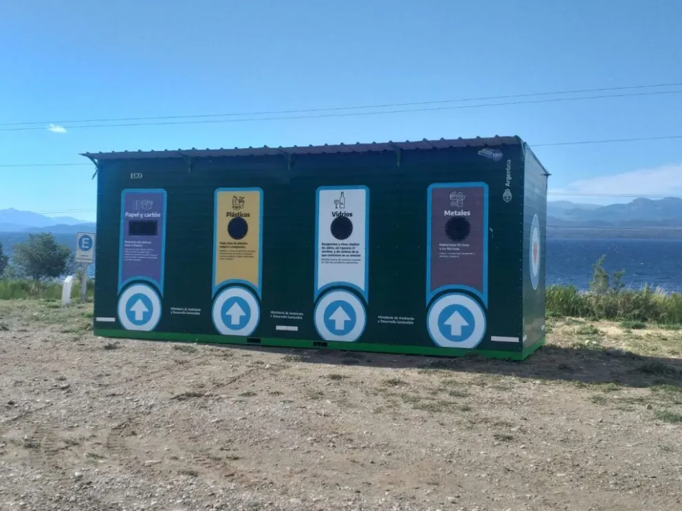 A pesar de la colocación de contenedores, vecinos siguen dejando la basura en el exterior