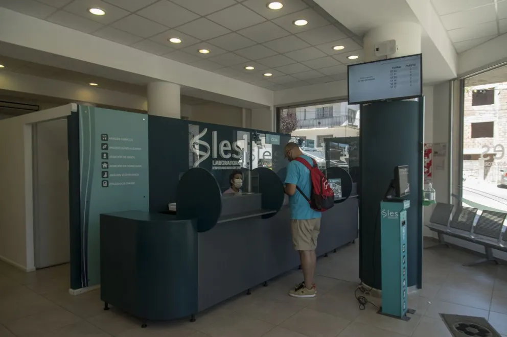 Un laboratorio privado destina horarios especiales para atención covid-19