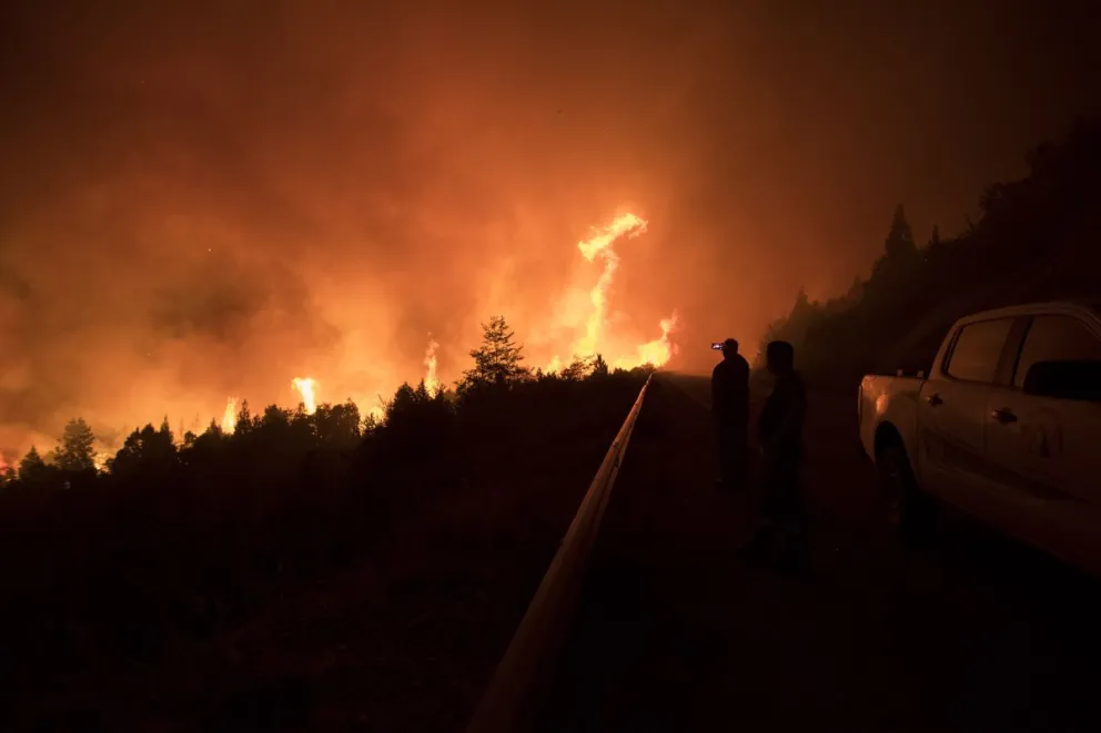 Cinco aviones y cuatro helicópteros operan en la zona del incendio