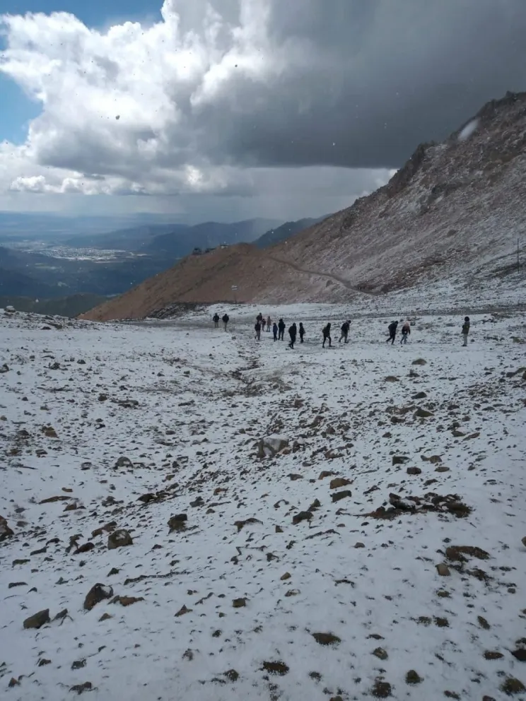 En pleno enero, el cerro Catedral se pintó de blanco