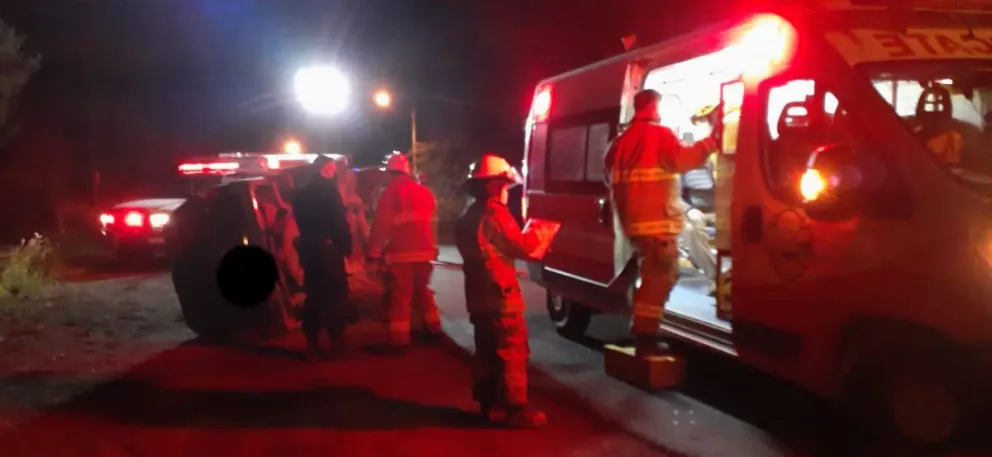 Una camioneta volcó cerca de laguna El Trébol