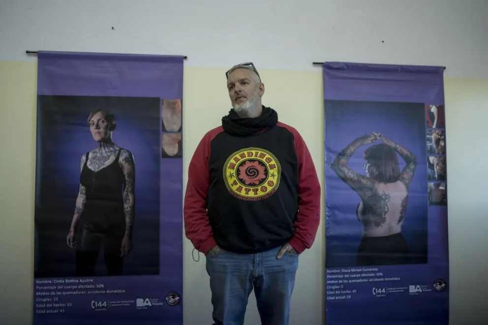 El hombre que tatúa a víctimas de violencia de género y pacientes con cáncer de mama
