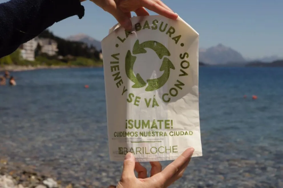 Entregan bolsas de residuos biodegradables en las playas