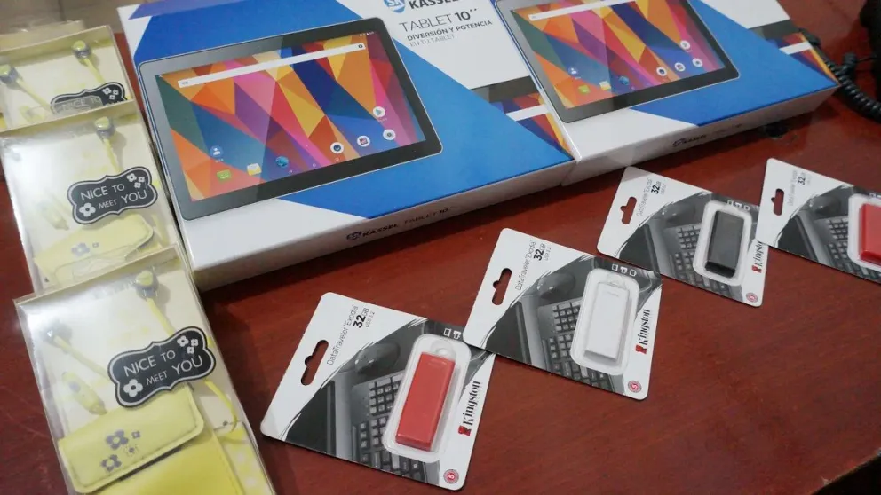 Entregaron material tecnológico a chicos de hogares de Bariloche