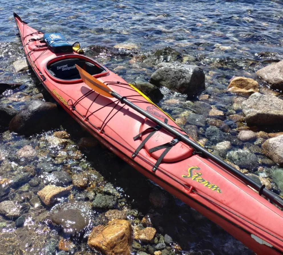 Robaron equipo de trabajo a un guía de kayak y montaña
